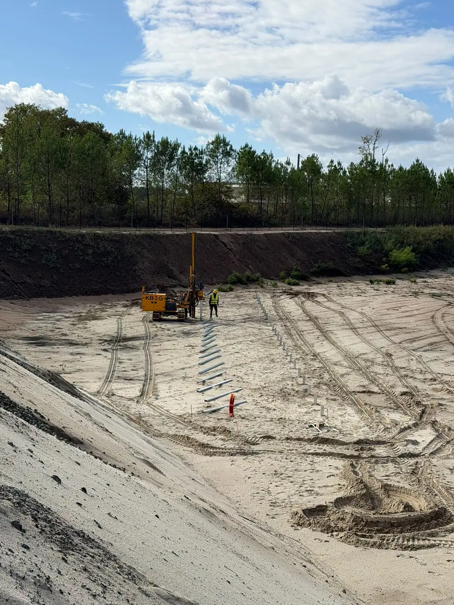Battage des pieux de fondation sur le chantier de la centrale au sol de Lesperon